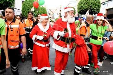 Papá Noel recibe el cariño de cientos de niños de Telde (Foto Antonio Alí y TA)